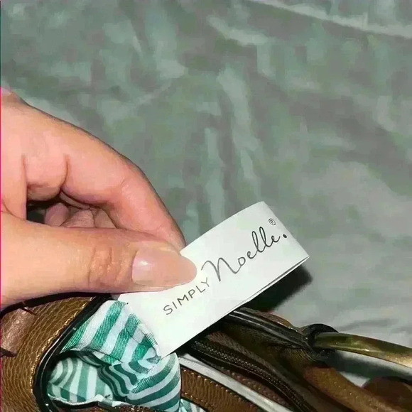 Chic Brown Leather Handbag with Gold Accents - Picture 4 of 5